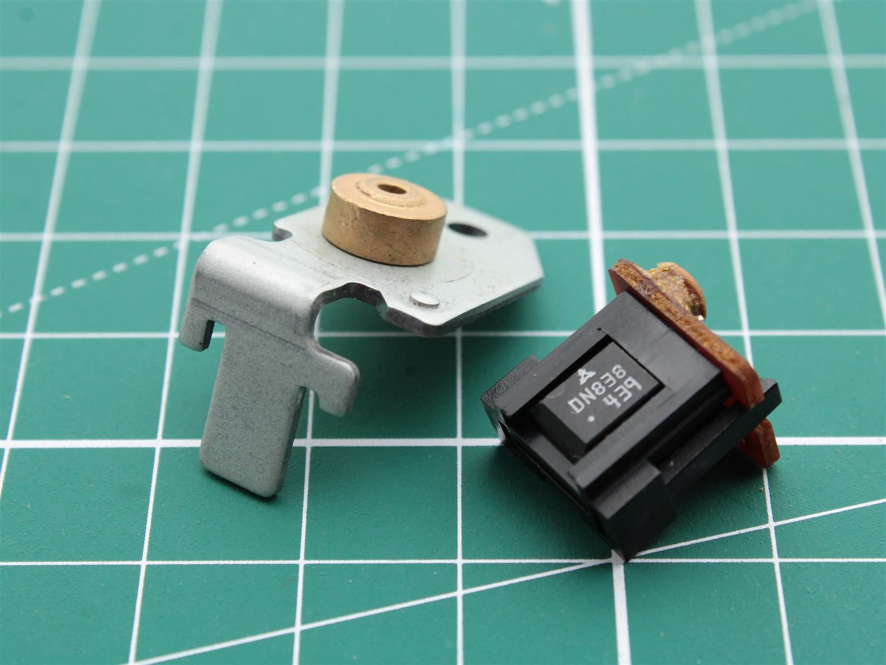 Bang & Olufsen Beocord 2000 29xx (Sensor Hall DN836 + holder) Part Position: 22IC1
